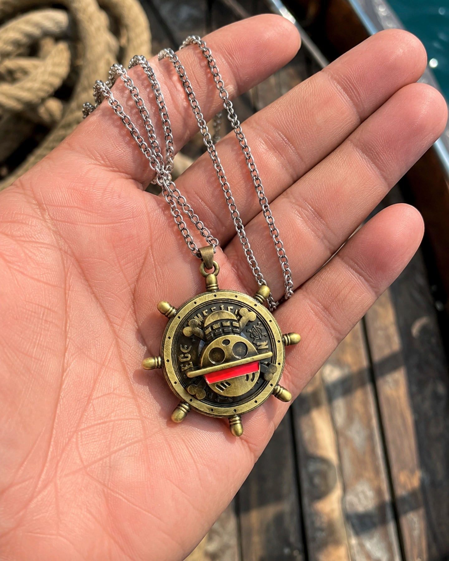 Collar Timón Pirata Giratorio – One Piece